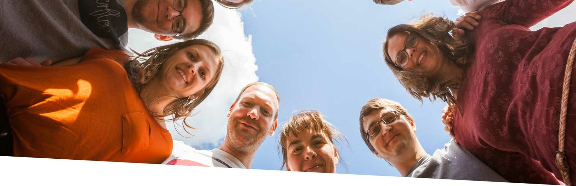 Menschen aus der Netzwerk Gemeinde stehen Schulter an Schulter